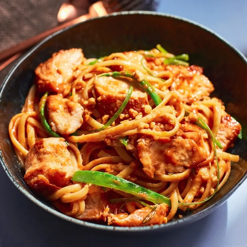 Pollo con Linguini en Salsa de Cacahuate