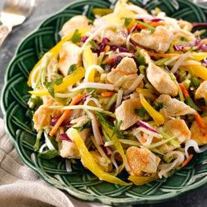 Ensalada de Pollo y Brócoli con Fideos de Arroz