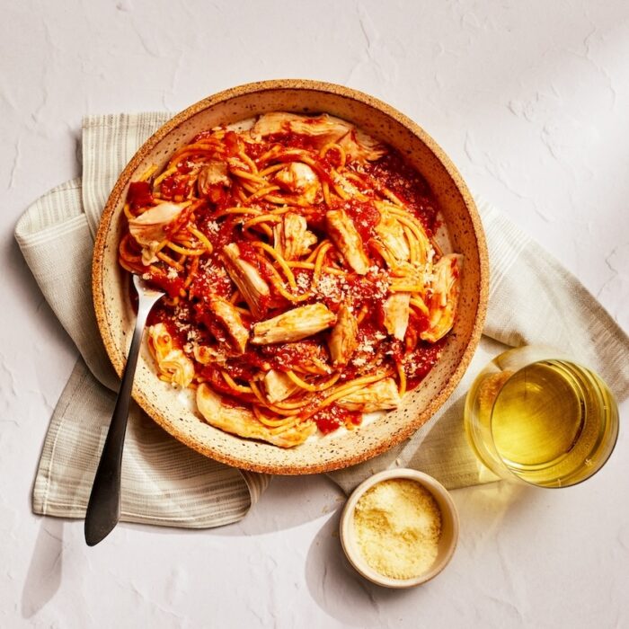 Espaguetis con Pollo en Salsa Roja