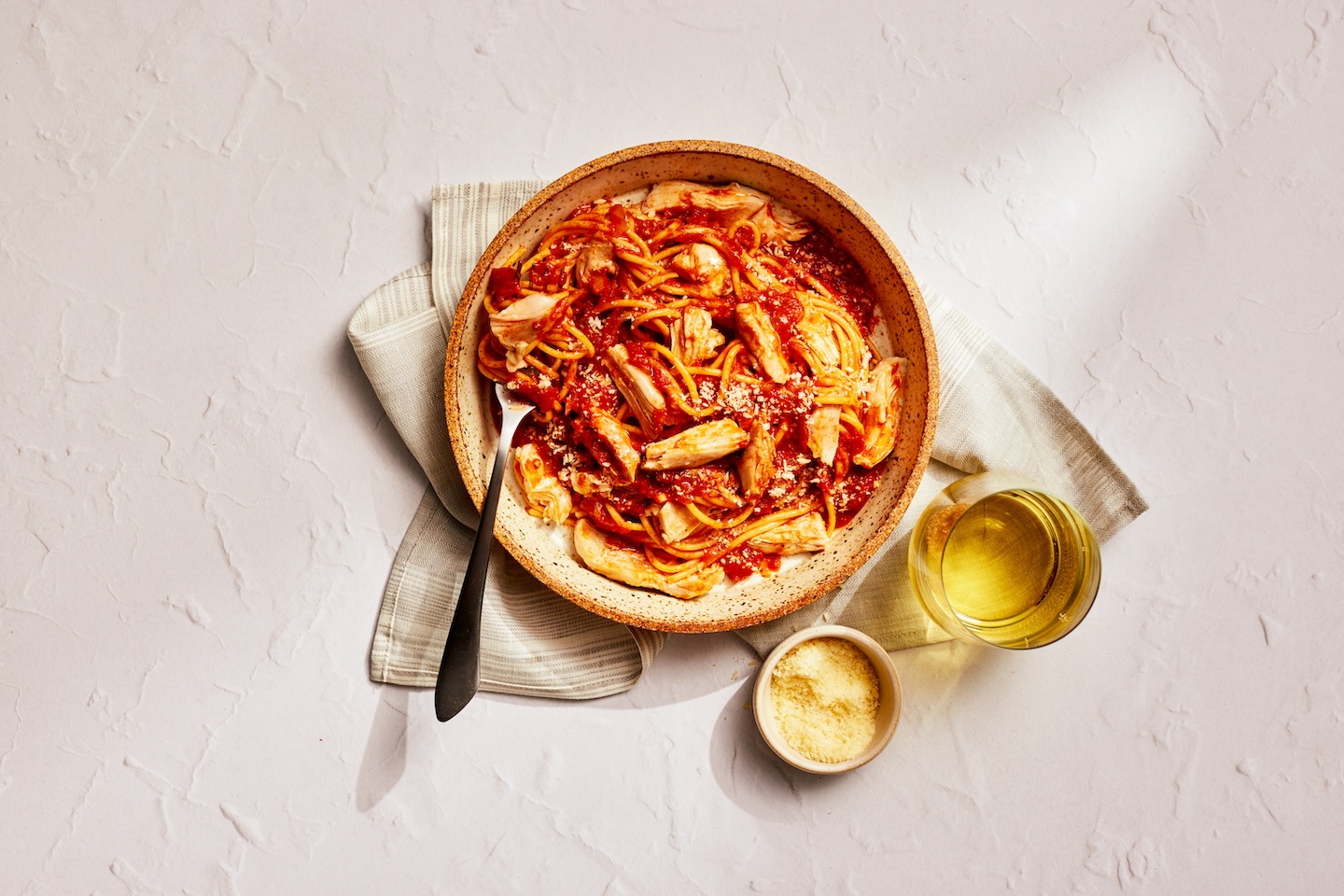 Espaguetis con Pollo en Salsa Roja