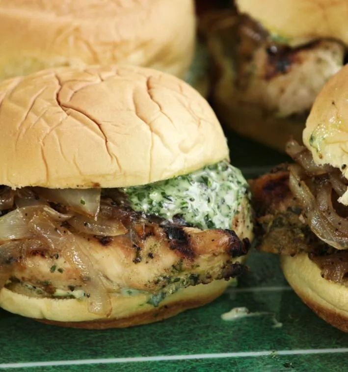 Sliders de Pollo al Ajo con Mayonesa de Albahaca y Cebollas Caramelizadas