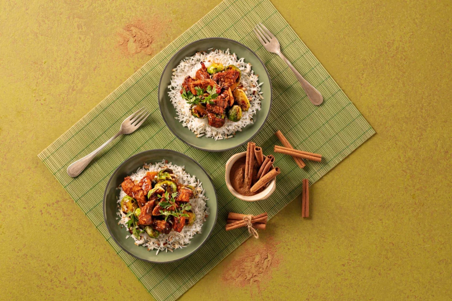 Pollo Glaseado con Ajo Picante y Arroz Crujiente con Coco