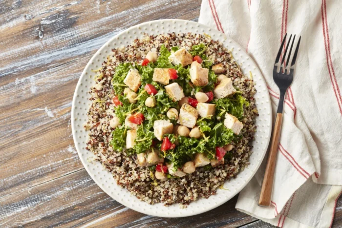 Pollo con verduras picadas, judías y quinoa