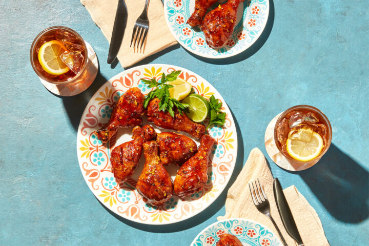 MUSLOS DE POLLO MARINADOS EN TÉ CON BOURBON Y GLASEADO DE BBQ CÍTRICO