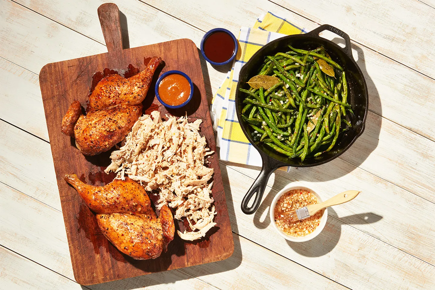 Pollo desmenuzado ahumado con barbacoa, acompañado de frijoles ahumados y salsa Carolina Mop