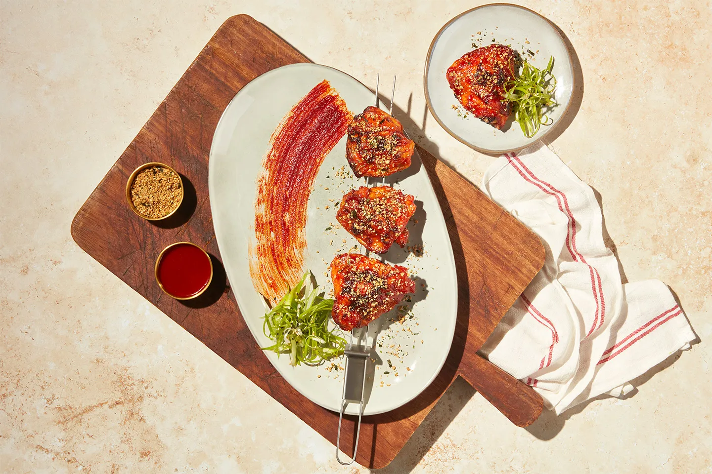 «Costillas» de pollo con cinco especias, glaseadas con gochujang y dukkah de maní