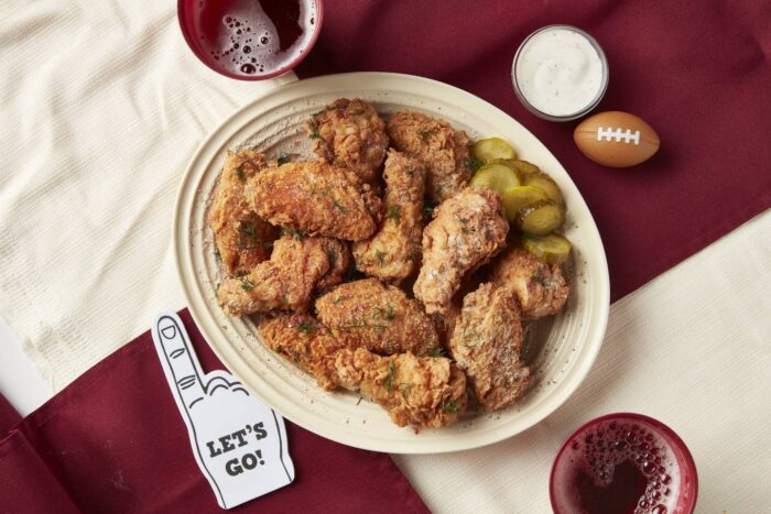 Alitas estilo Oklahoma con aderezo Ranch y eneldo