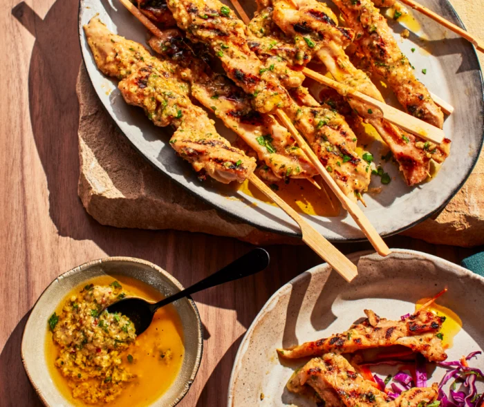 BROCHETAS DE POLLO A LA PARRILLA CON AJO Y QUESO PARMESANO