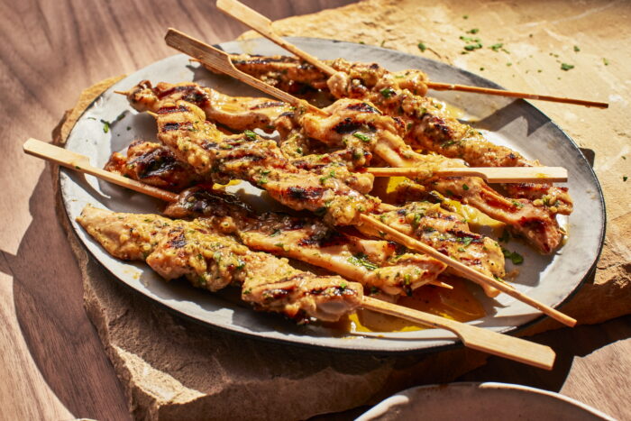 BROCHETAS DE POLLO A LA PARRILLA CON AJO Y QUESO PARMESANO