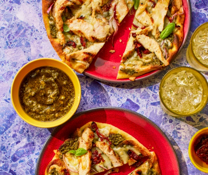 Pan árabe con pollo al pesto