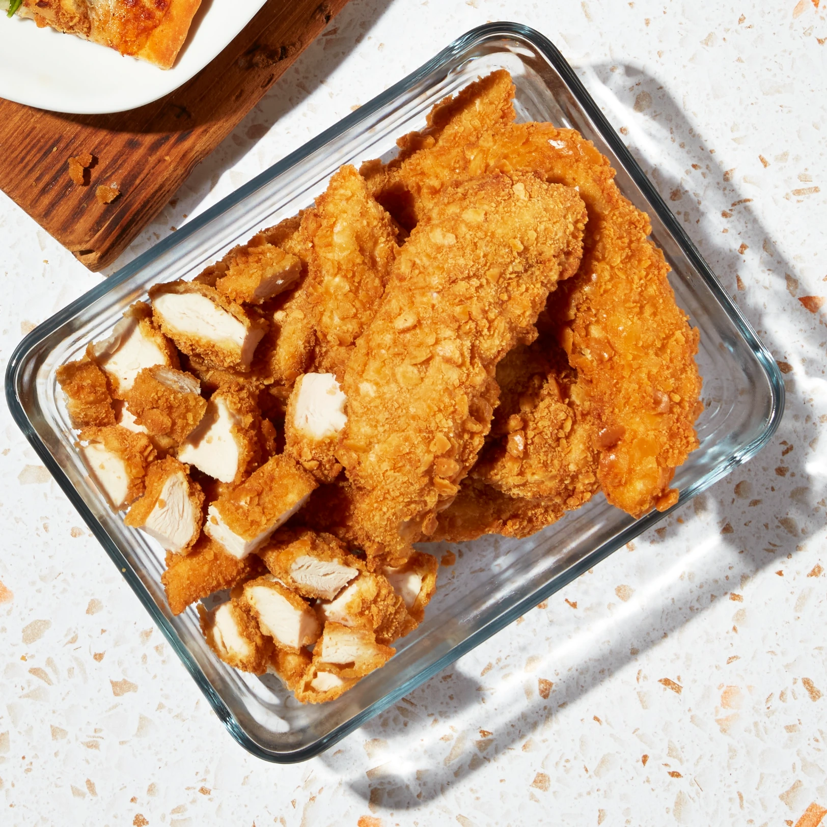 Para que el empanizado se adhiera mejor, pon el pollo en el refrigerador: