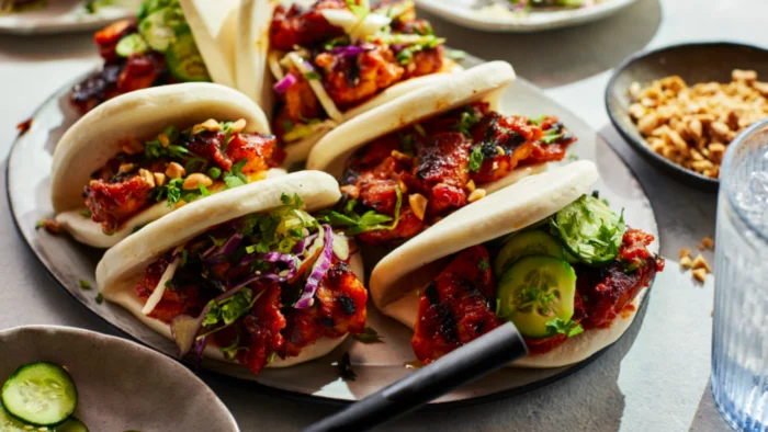 PANECILLOS BAO DE MUSLO DE POLLO AL CARBÓN Y GLASEADO DE KIMCHI CON PIÑA