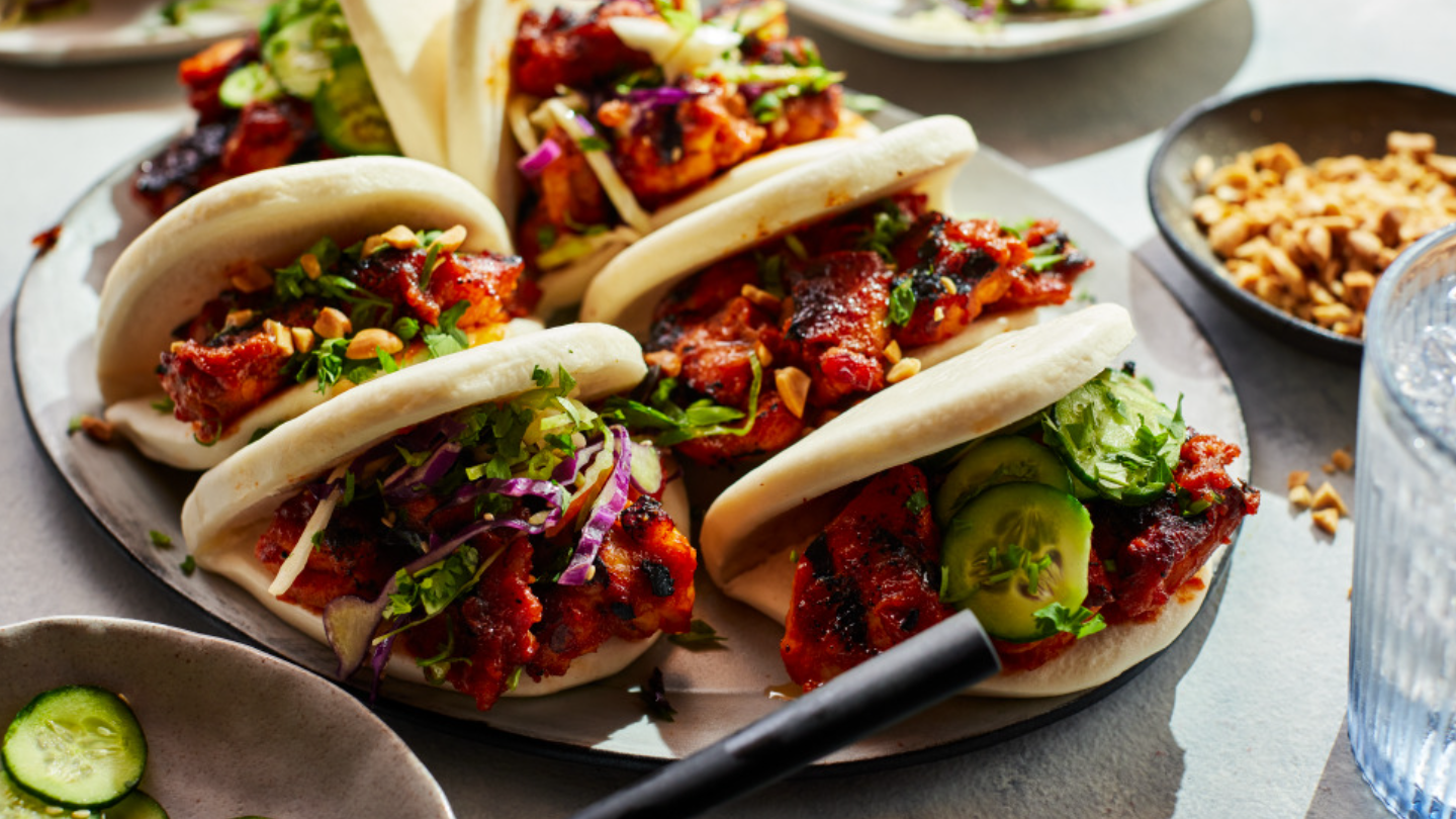 PANECILLOS BAO DE MUSLO DE POLLO AL CARBÓN Y GLASEADO DE KIMCHI CON PIÑA