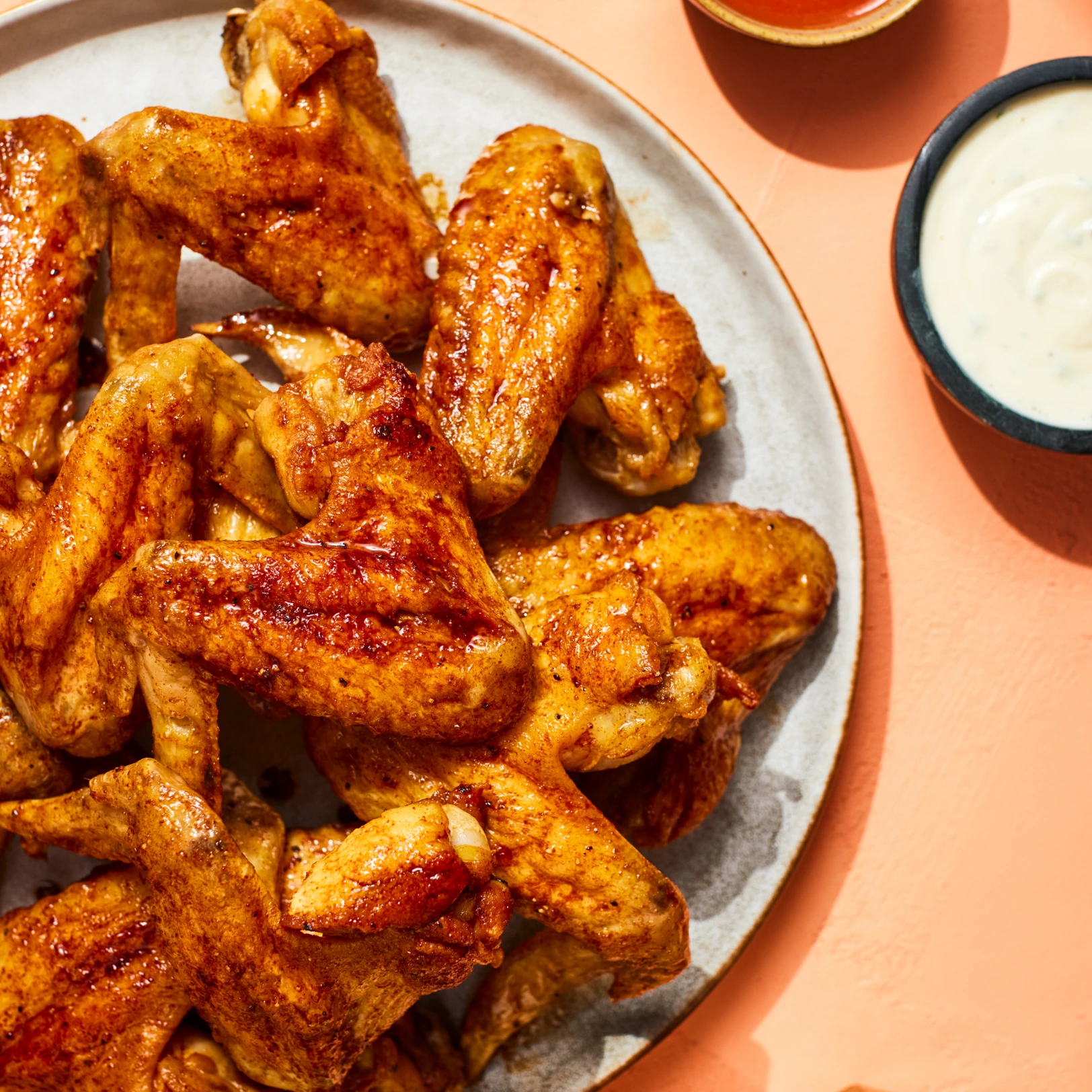 Rocía las alitas de pollo para que queden perfectas: